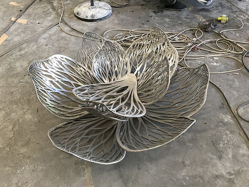 不銹鋼加工廠(chǎng)家?guī)憬庾x不銹鋼工藝品的藝術(shù)