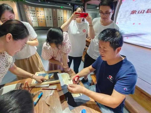 非遺進(jìn)社區(qū)之麥秸畫制作